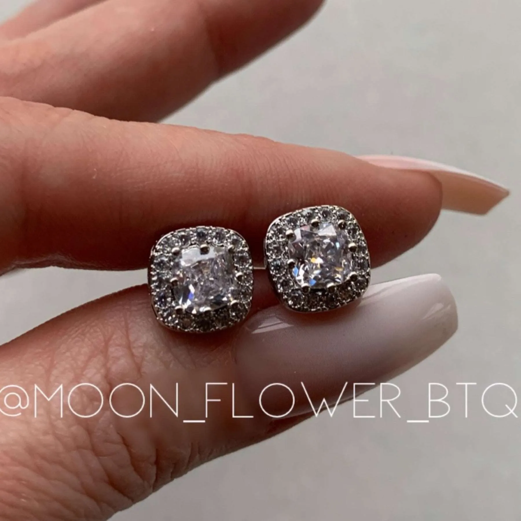 18k White Gold Stud Earrings