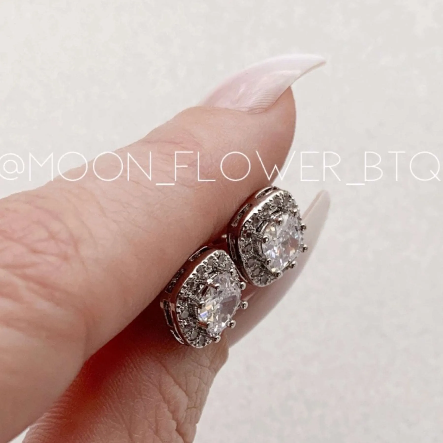 18k White Gold Stud Earrings