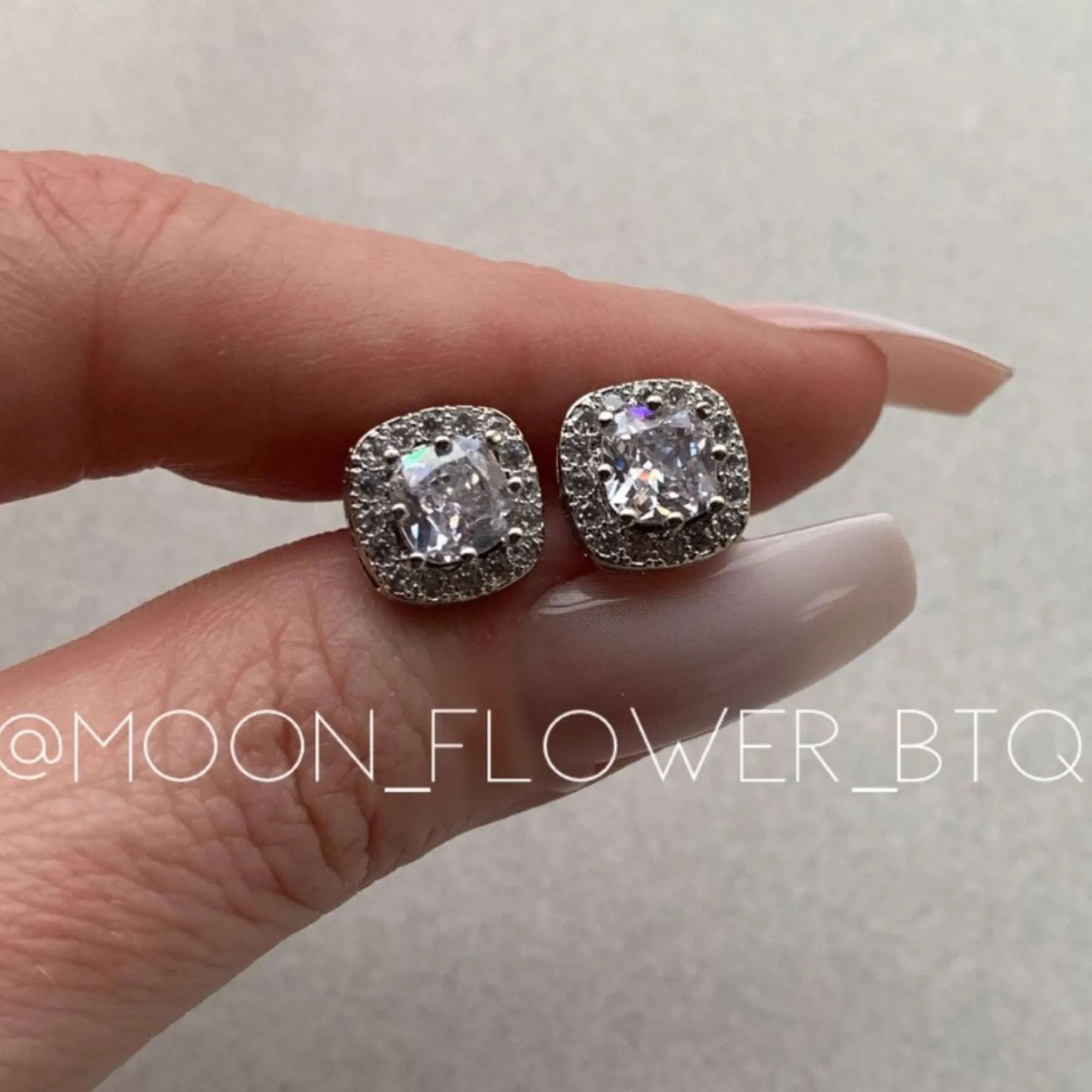 18k White Gold Stud Earrings