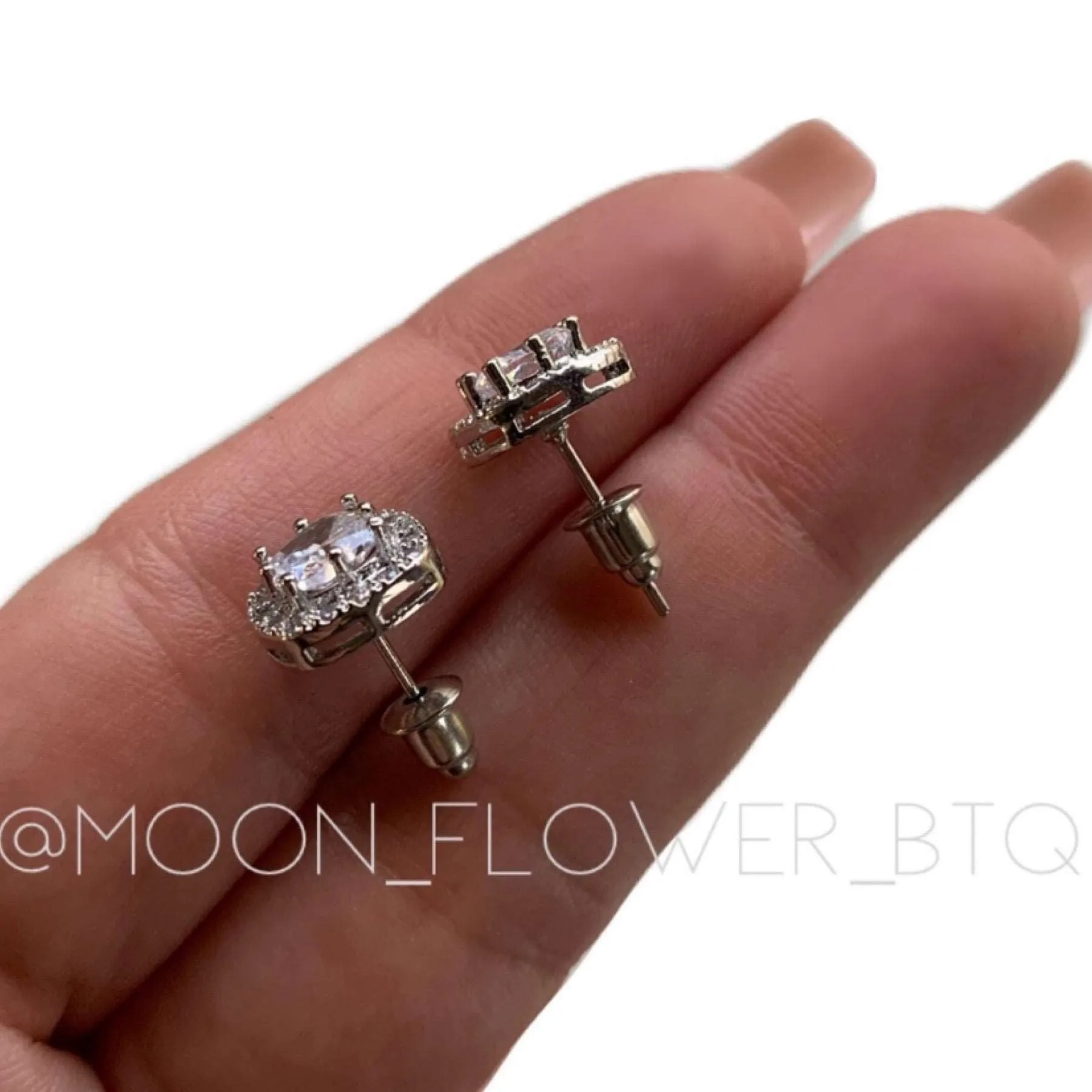 18k White Gold Stud Earrings