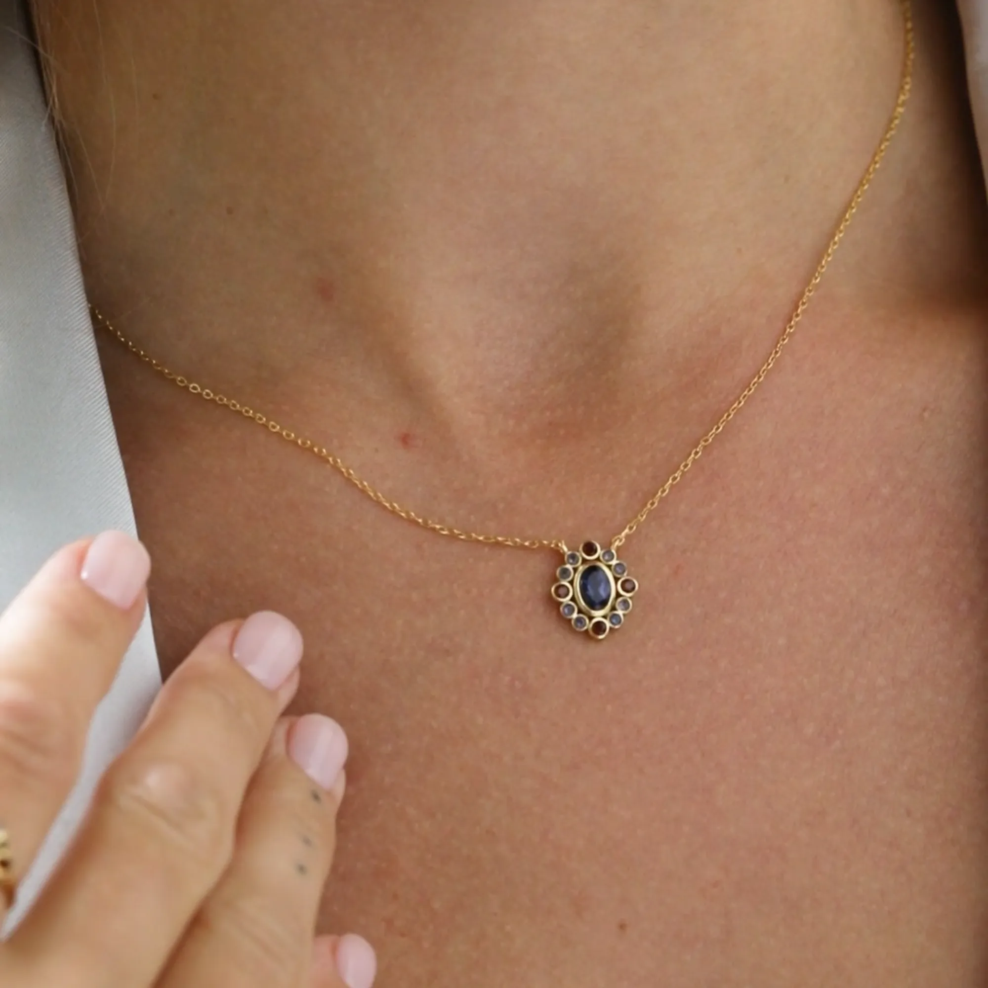 Delicate Vintage Iolite & Garnet Cosmos Pendant Necklace in Gold