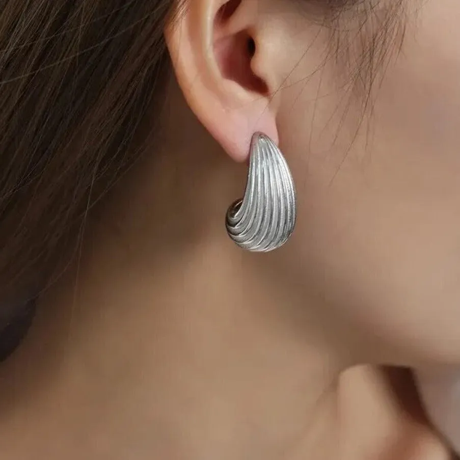 Kylie Ribbed Chunky Dome Drop Earring