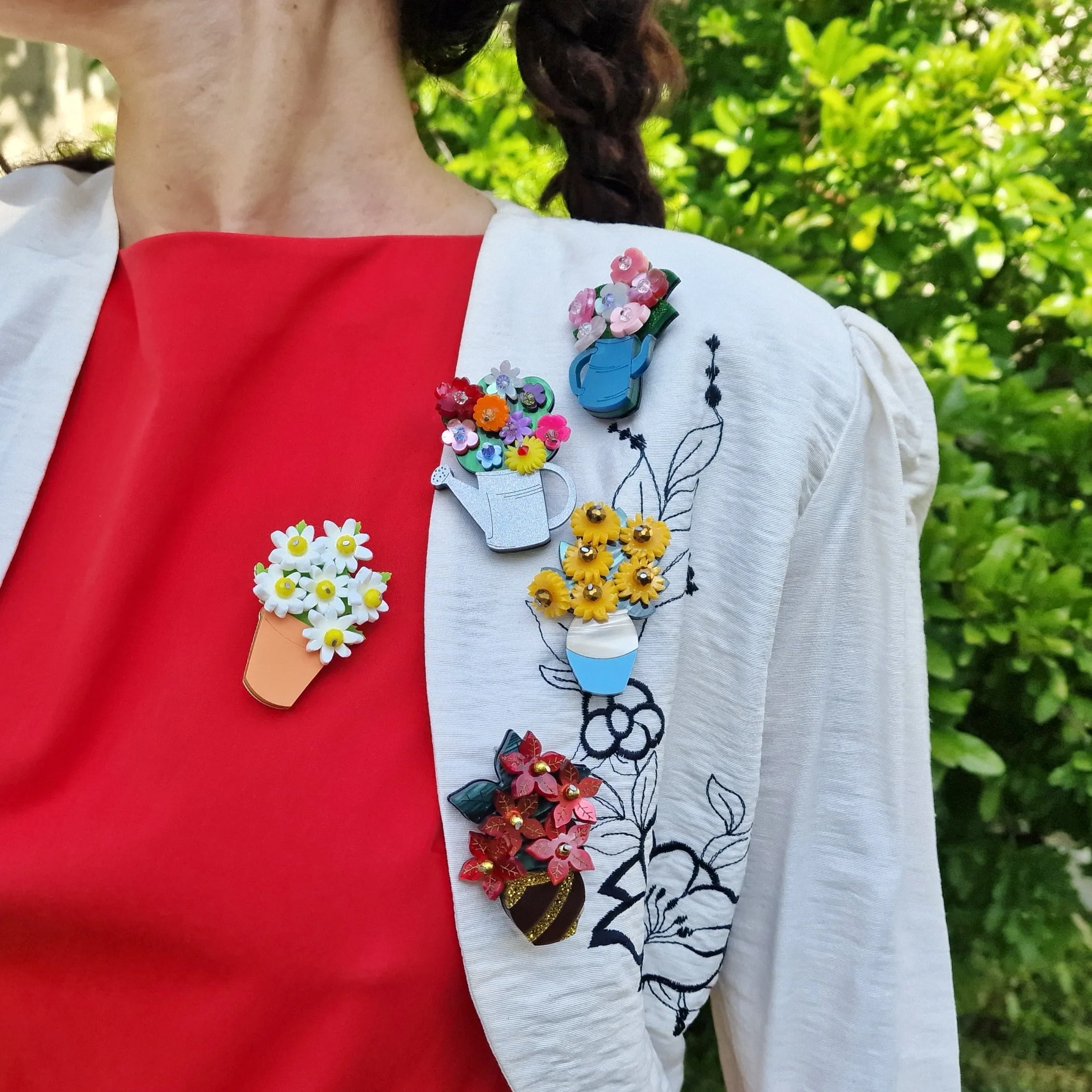 Spilla innaffiatoio con fiori colorati
