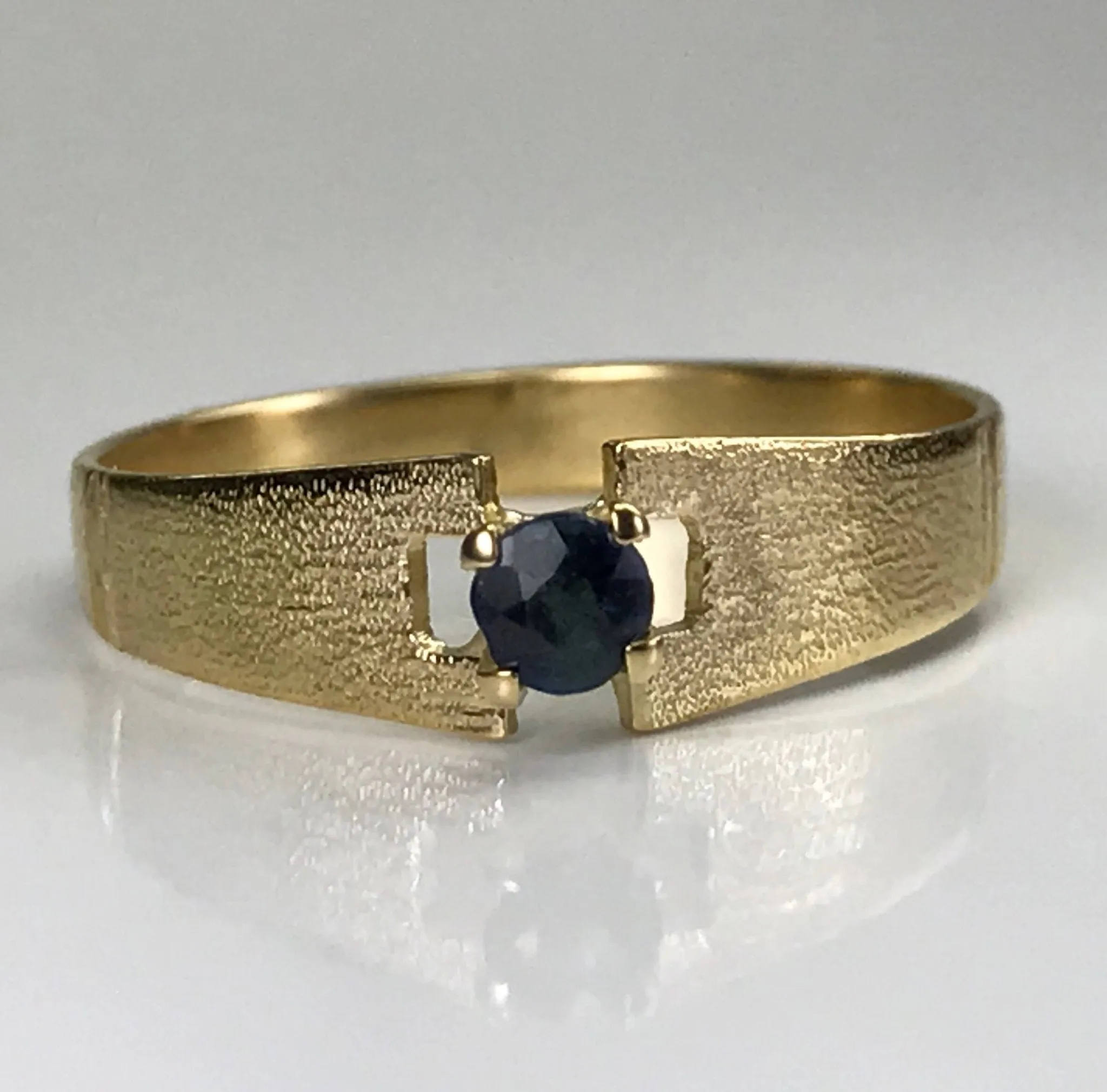 Vintage Sapphire Ring in a 18K Yellow Gold Setting. Unique Engagement Ring. Estate Jewelry. September Birthstone.