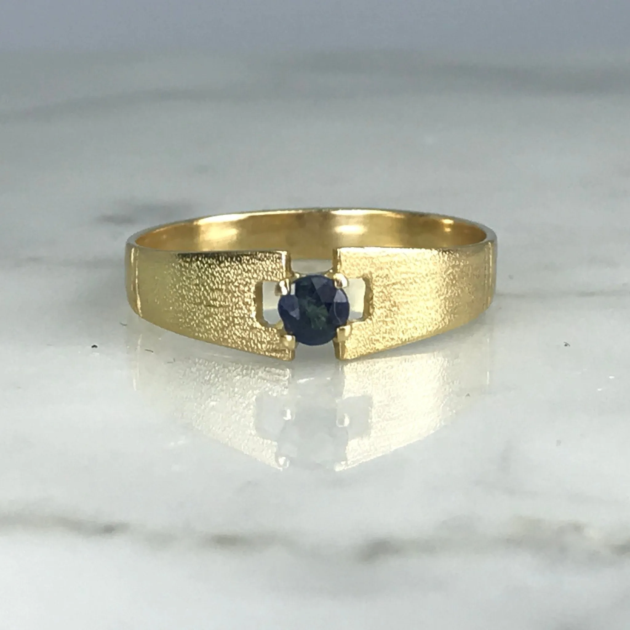 Vintage Sapphire Ring in a 18K Yellow Gold Setting. Unique Engagement Ring. Estate Jewelry. September Birthstone.