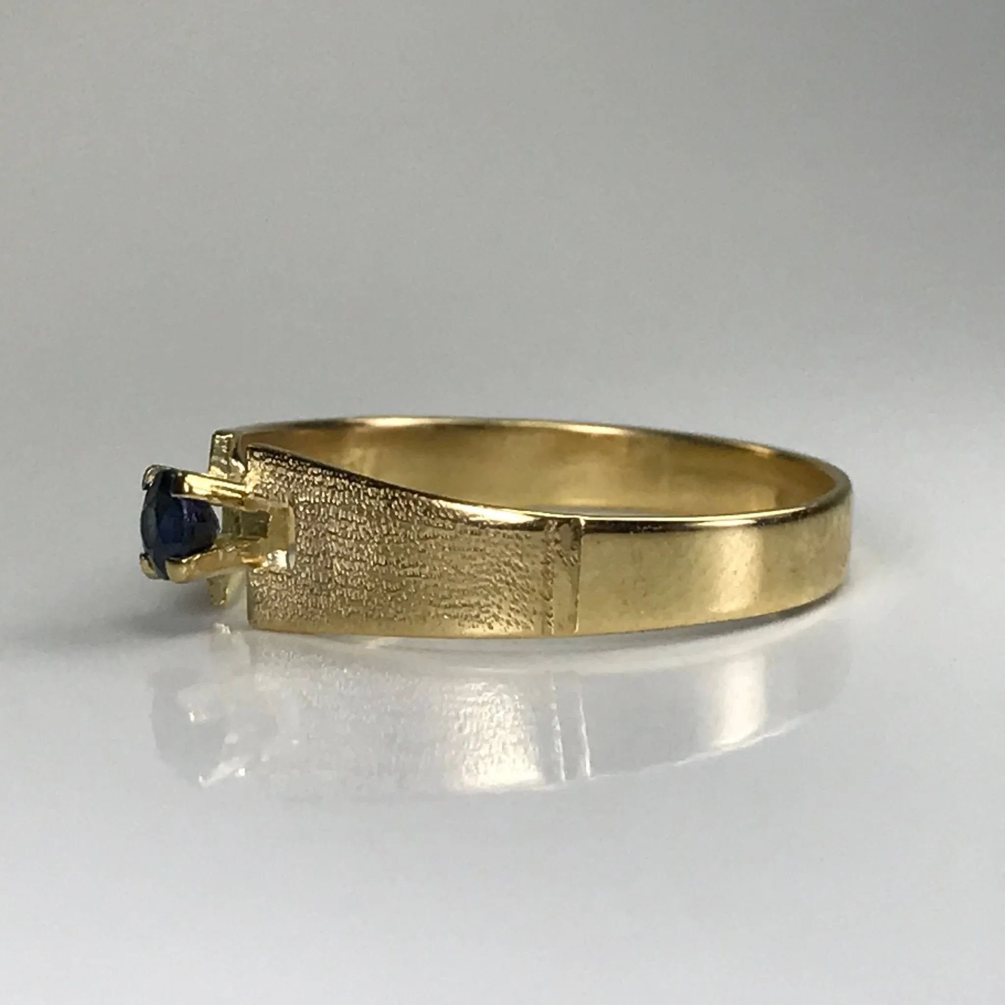 Vintage Sapphire Ring in a 18K Yellow Gold Setting. Unique Engagement Ring. Estate Jewelry. September Birthstone.