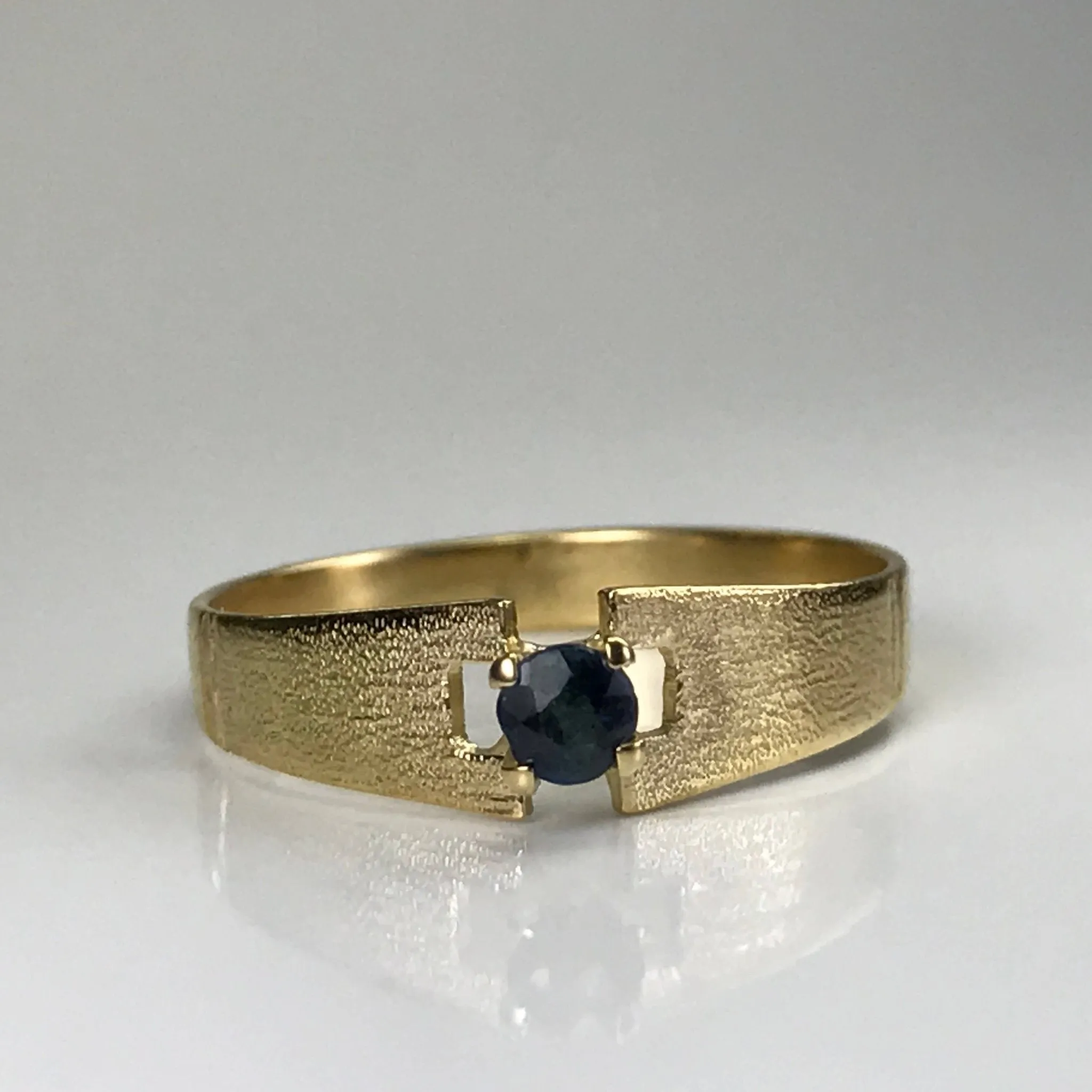 Vintage Sapphire Ring in a 18K Yellow Gold Setting. Unique Engagement Ring. Estate Jewelry. September Birthstone.