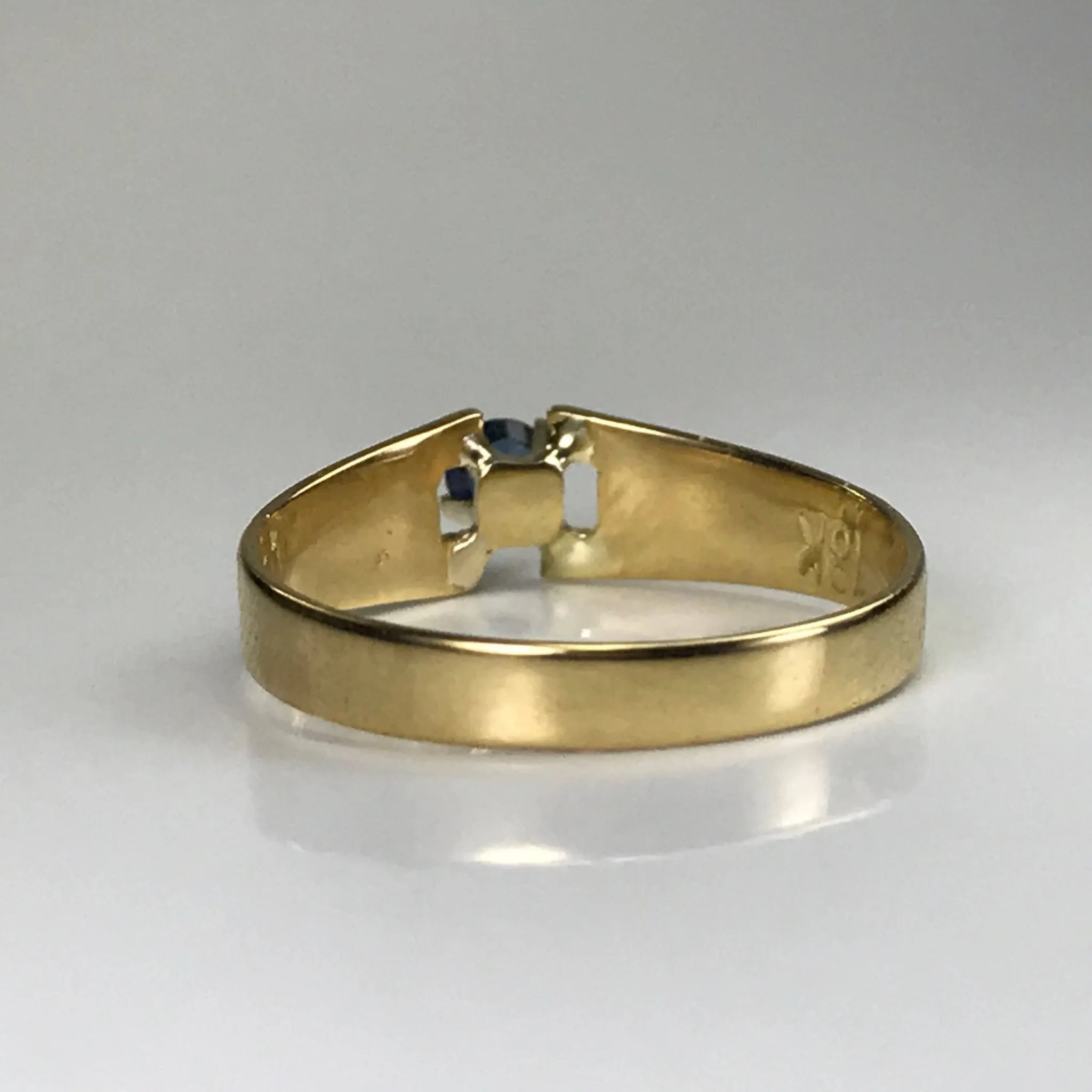Vintage Sapphire Ring in a 18K Yellow Gold Setting. Unique Engagement Ring. Estate Jewelry. September Birthstone.
